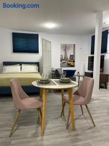 Cozy modern studio with free parking onsite - Image 3