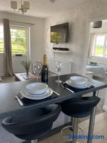Cheerful 1-bedroom annexe with countryside views - Image 2