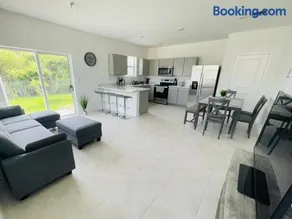 Lovely brand new 3bds/2,5ba unit with free parking - Image 2