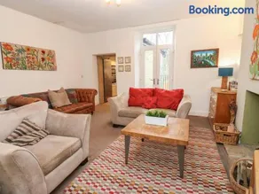 Barney’s Hideaway - Image 2