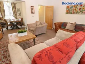 Barney’s Hideaway - Image 3