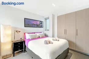 COZY STUDIO With BALCONY AIRCON in the HEART OF BONDI - Image 2