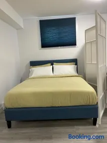 Cozy modern studio with free parking onsite - Image 4