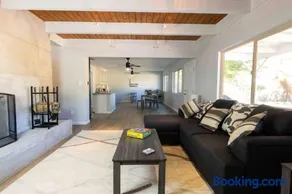 Fully Renovated beautiful 5 bed/bath, 2 kitchens! - Image 2