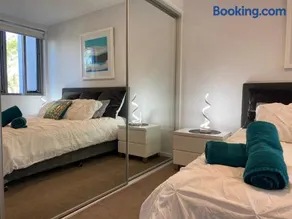 Luxe 1BR Executive Apartment Yarralumla Views Wine WiFi Netflix Secure Parking Canberra - Image 3
