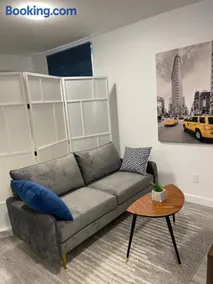 Cozy modern studio with free parking onsite - Image 5