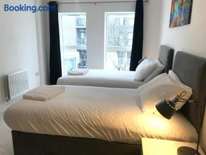 Sterling River view Apartment, Greenhithe 4 with Netflix & Amazon Music - Image 3