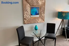 Luxe 1BR Executive Apartment Yarralumla Views Wine WiFi Netflix Secure Parking Canberra - Image 4