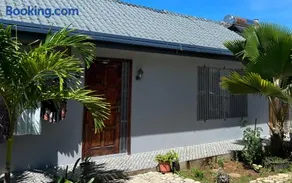 2 Bedroom Guesthouse with Kitchen and Laundry - Image 2