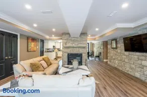 Beautiful 2 Bedroom in Tiny / Steps away from Wasaga Beach - Image 3
