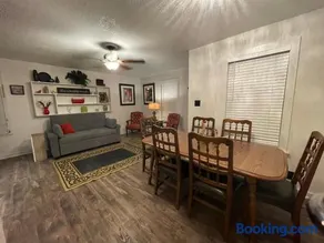 Cheerful 3 bdrm home w/private & spacious backyard - Image 3