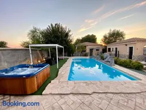 Exclusiva Piscina con Jacuzzi y Jardin privado - Image 3