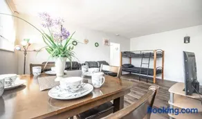 CENTRALLY LOCATED 1BR with DEN CONDO CLOSE TO DOWNTOWN - Image 3