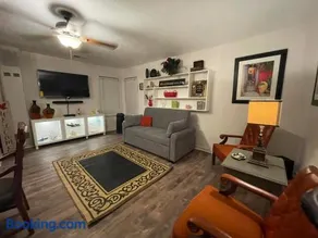 Cheerful 3 bdrm home w/private & spacious backyard - Image 4