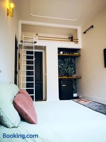 Luxurious Central Studio in Monumental Warehouse - Image 3