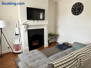 Inner city Rail Cottage; A serene retreat! - Image 4