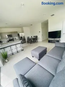 Lovely brand new 3bds/2,5ba unit with free parking - Image 4