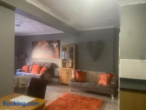 Refurbished 1 Bedroom Flat & Additional Sofa Bed - Image 4