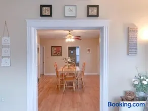 Cozy & Sunny 3 Bed 1 Bath near Providence! - Image 4