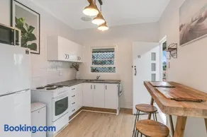 Point Danger Lodge unit 10 - Centrally located one bedroom Studio - Image 5