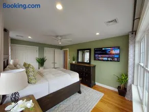 Hotel-Inspired Modern Retreat - up to 30% Off - Image 4