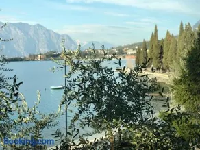 Lake Front Apartment - Image 4