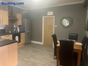 Refurbished 1 Bedroom Flat & Additional Sofa Bed - Image 5