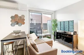 COZY STUDIO With BALCONY AIRCON in the HEART OF BONDI - Image 4