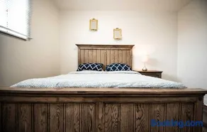 CENTRALLY LOCATED 1BR with DEN CONDO CLOSE TO DOWNTOWN - Image 4