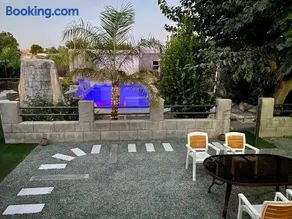 Exclusiva Piscina con Jacuzzi y Jardin privado - Image 5