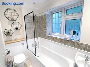 Beautiful Home 5 mins from Virginia water - Image 4