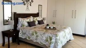 Luxury apartment with pool 2min to beach - Image 4