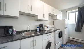 CENTRALLY LOCATED 1BR with DEN CONDO CLOSE TO DOWNTOWN - Image 5