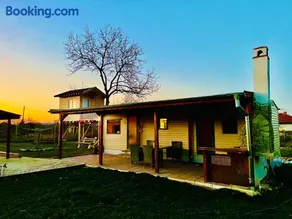 The Happy Caravan & The Tree House - Image 5
