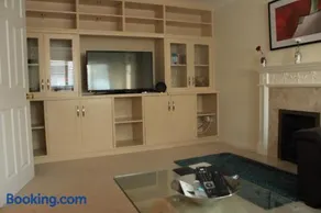 Burghfield - Beautiful Split Level 4 Bedroom House - Image 2