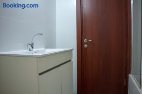 Beautiful 2 Bedroom Garden Apartment - Image 4