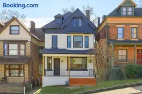 Chic retreat in central Pittsburgh w/ 2 masters - Image 2
