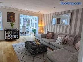 Beautiful Home 5 mins from Virginia water - Image 5