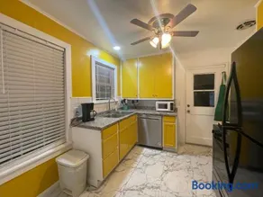 Cheerful 3 bdrm home w/private & spacious backyard - Image 5