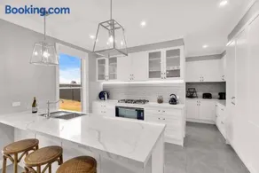 Family home with fire pit Mudgee - Image 5