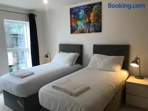 Sterling River view Apartment, Greenhithe 4 with Netflix & Amazon Music - Image 4