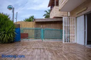 Beautiful 2 Bedroom Garden Apartment - Image 5