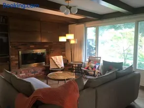 Spacious Modern Retreat Minutes from the Big House - Image 5