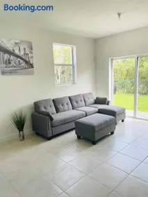 Lovely brand new 3bds/2,5ba unit with free parking - Image 5