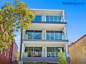 COZY STUDIO With BALCONY AIRCON in the HEART OF BONDI - Image 5