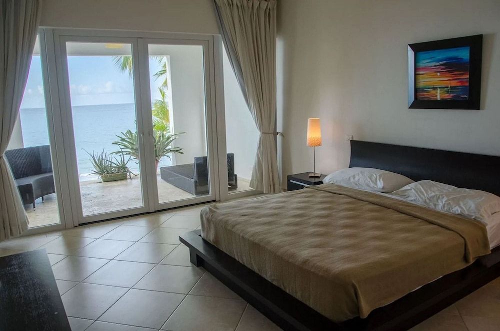 3BD apartment in beachfront resort, on long sandy beach near shops/restaurants