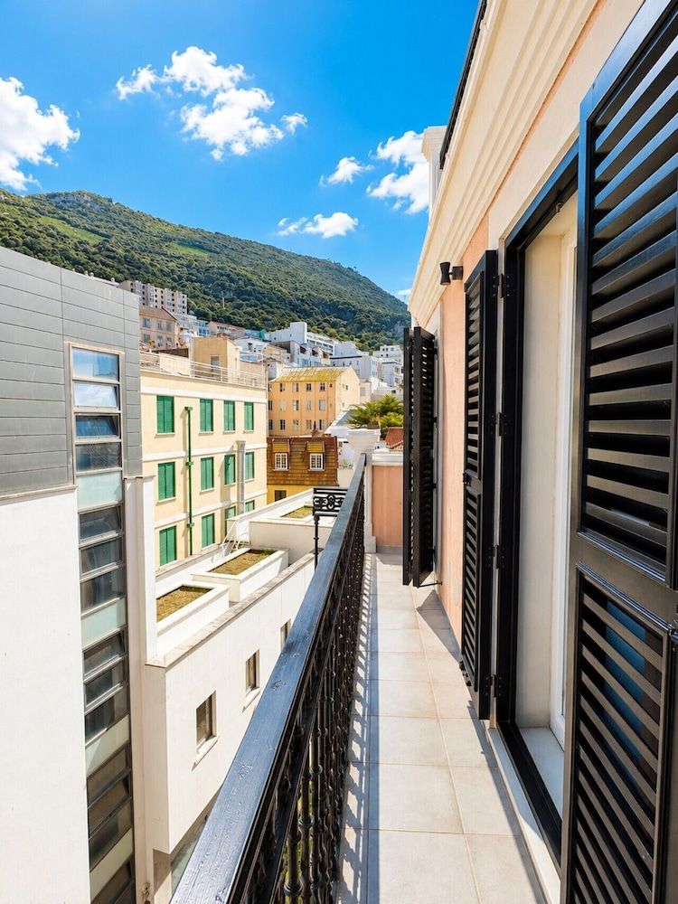 Deluxe Two Bedroom with Balcony - Grand Central House photo 7