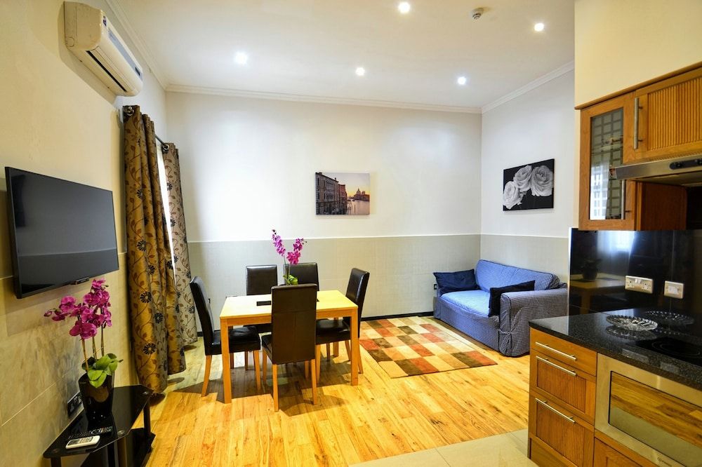 Hyde Park Apartments photo 4